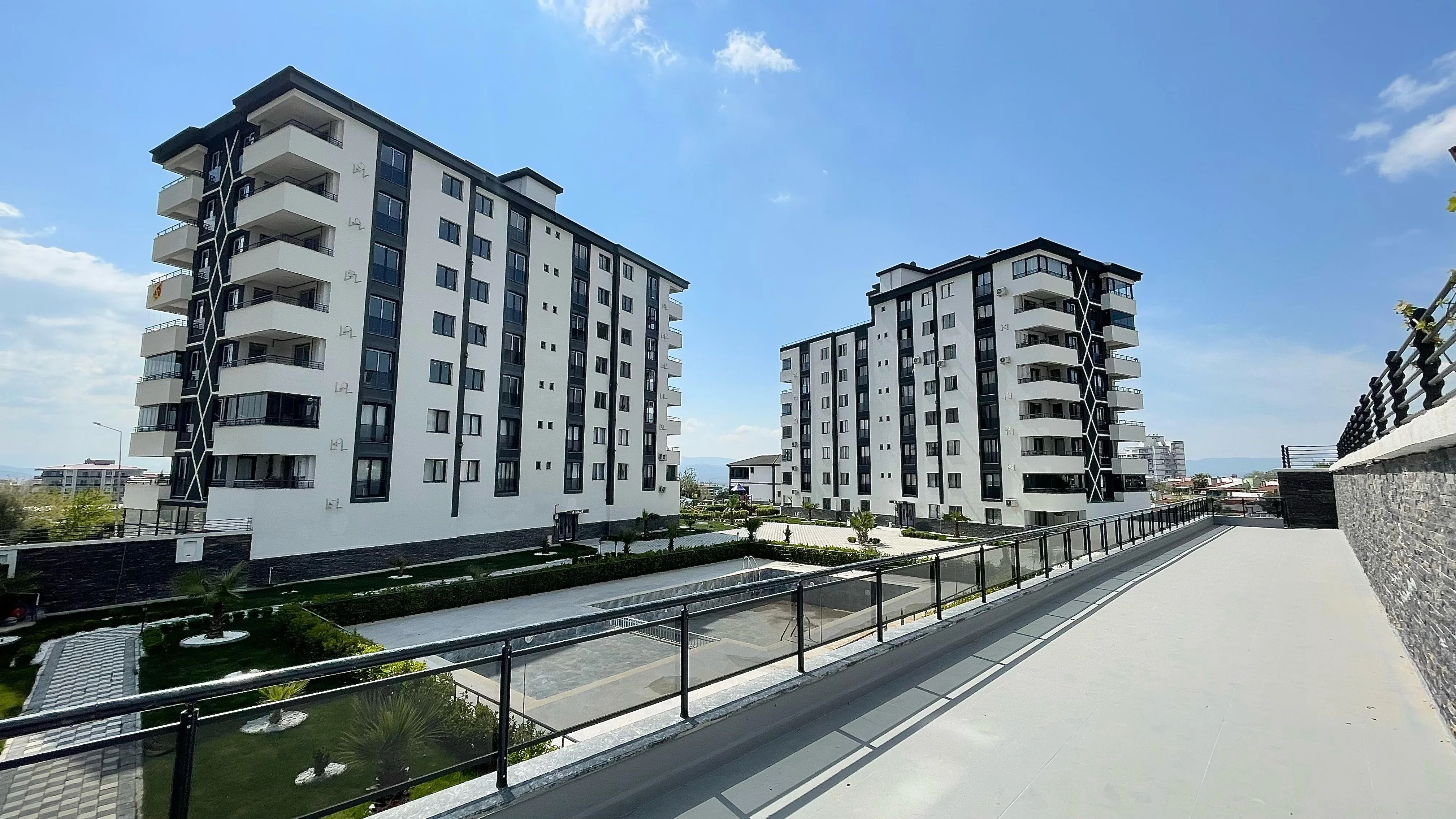 BÜTÜN ODALARINDAN HAVUZU GÖREN 3+1 SIFIR-GÜVENLİKLİ LÜKS DAİRE